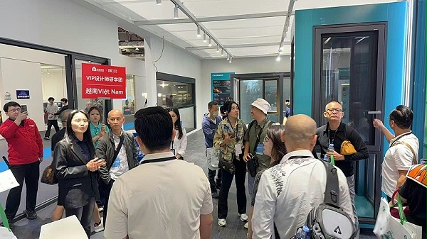 福临门恒温门窗参加 国际名家具展 (1)